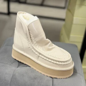 Stivaletti lucidi con pelliccia interna