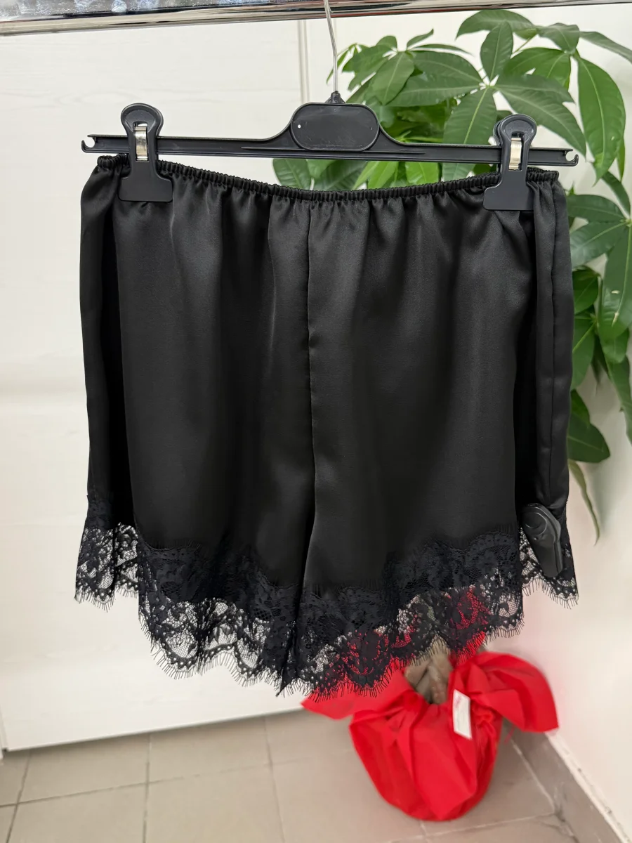 Pantaloncini in raso con bordo in pizzo - immagine 4