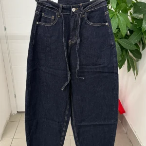 Jeans mom fit con cinta