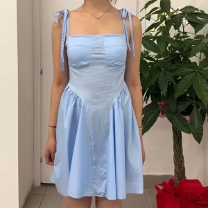 Abito corto con spalline a fiocco