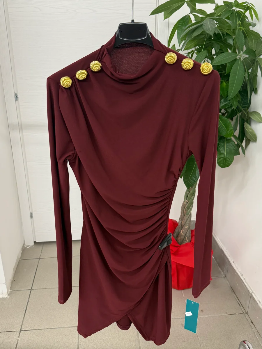 Abito corto a maniche lunghe con arricciatura con bottoni gioiello - immagine 3