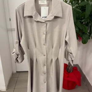 Abito corto con bottoni con elastico sul retro