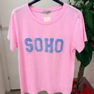 T-shirt con scritta “Soho” in pelliccia Teddy