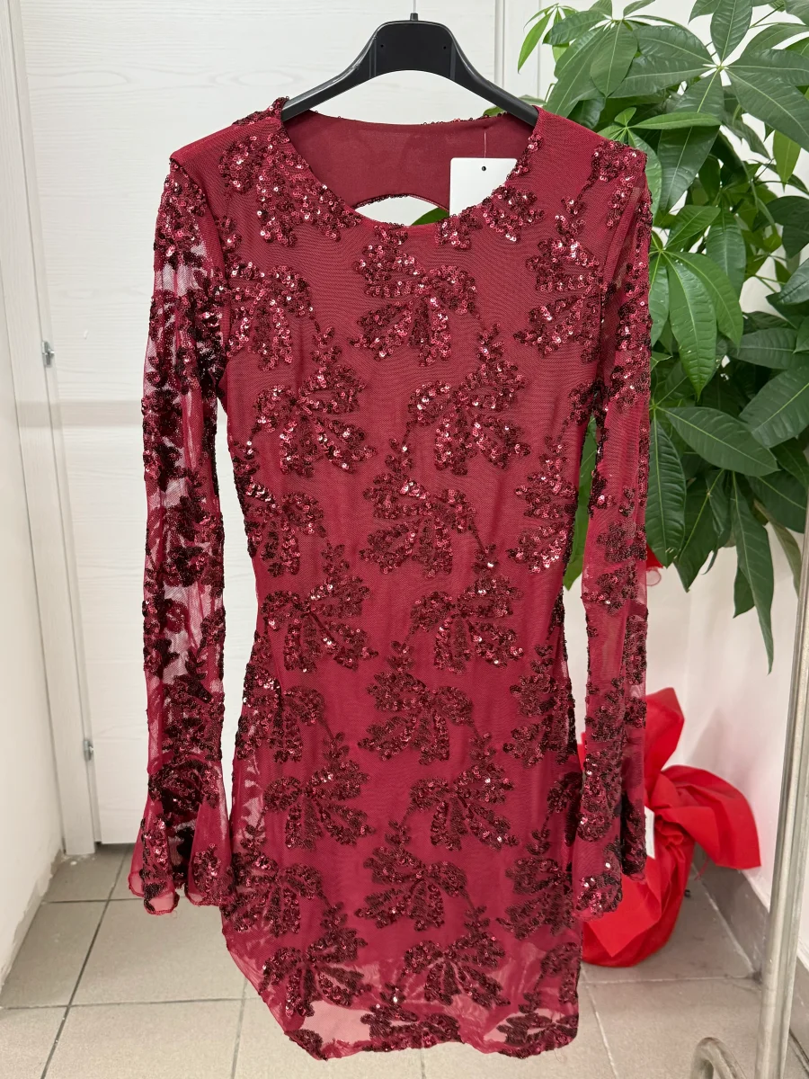 Abito corto a maniche lunghe semitrasparenti con paillettes e spacco sul retro - immagine 3