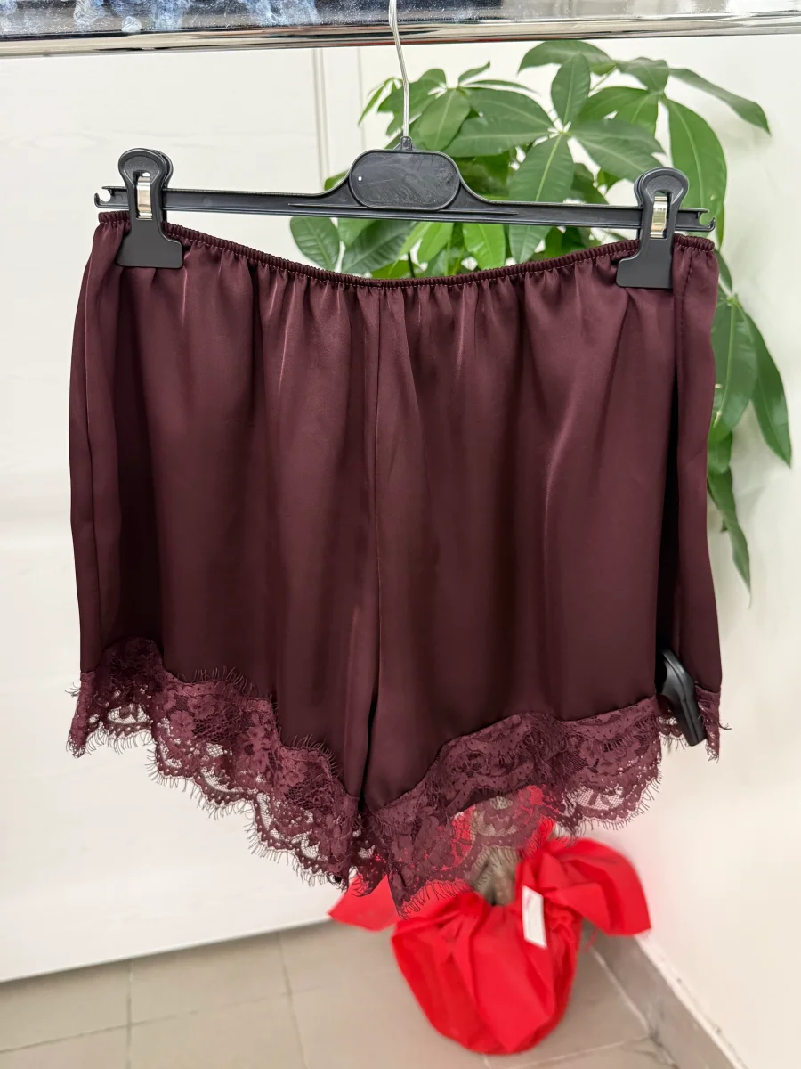 Pantaloncini in raso con bordo in pizzo - immagine 2