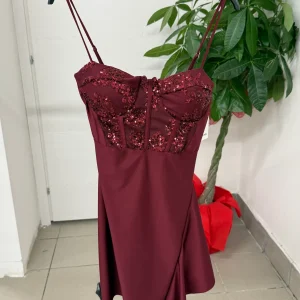 Abito corto a bretelline con volant laterale e paillettes sul corpetto