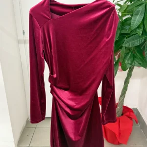 Abito in velluto a maniche lunghe con pence laterali