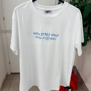 T-shirt con scritta “Non stare dove non fiorisci”
