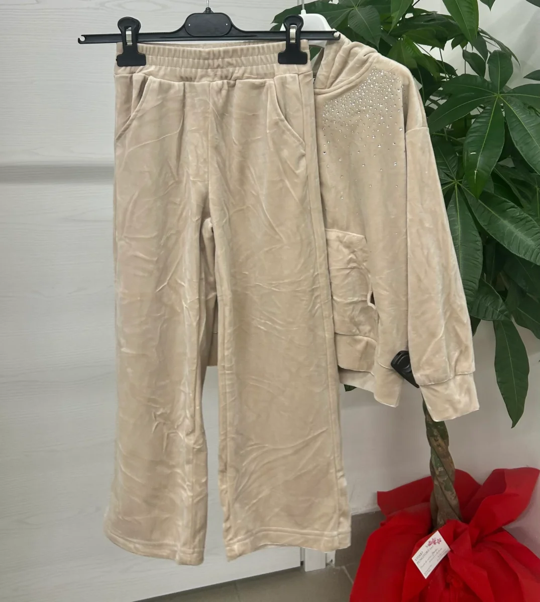 Set coordinato in ciniglia felpa con zip e pantaloni brillantinati - immagine 4