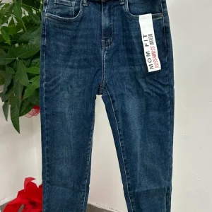 Jeans mom fit con cintura