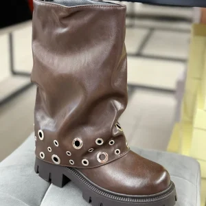 Stivali in ecopelle risvoltati con borchie