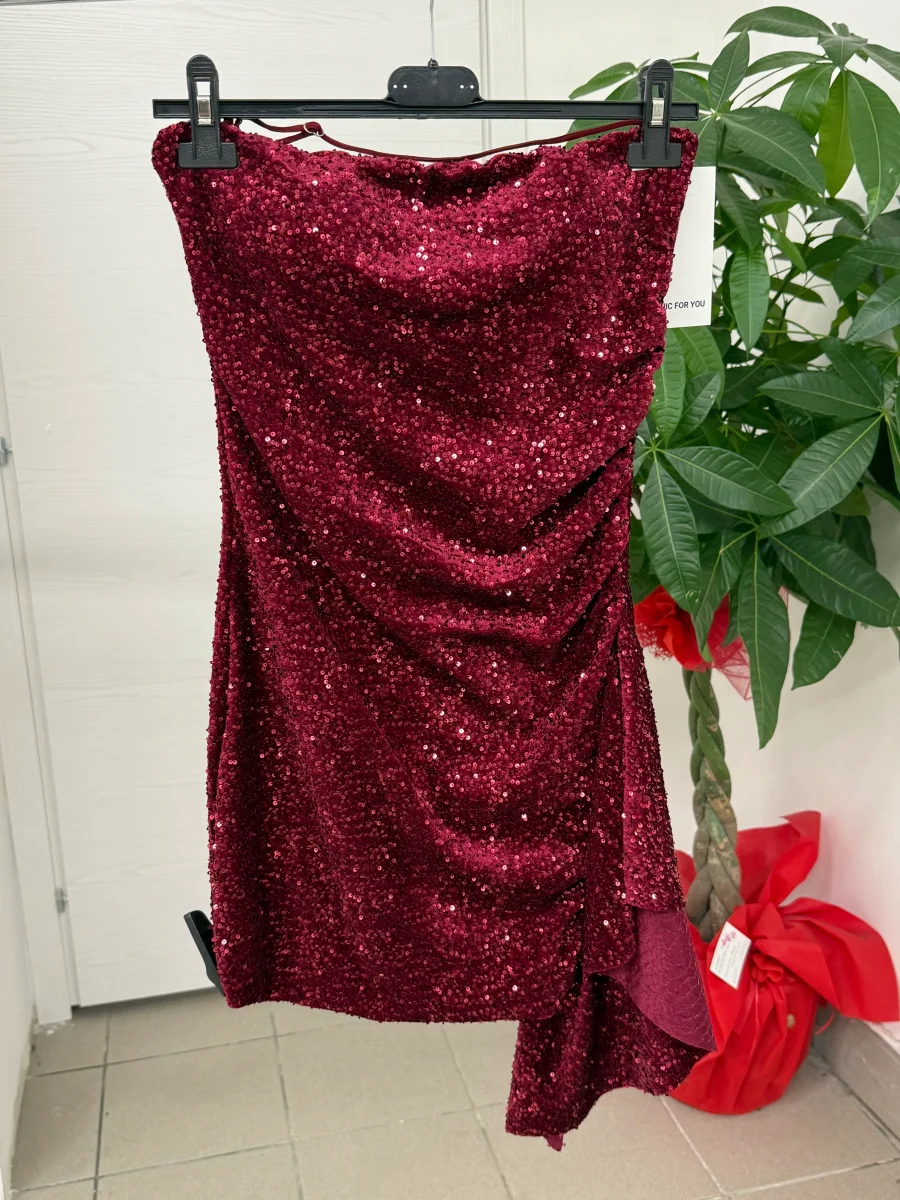 Abito corto a fascia con paillettes e rouche laterale - immagine 3