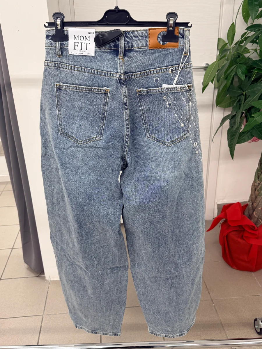 Jeans mom fit con brillantini laterali - immagine 3