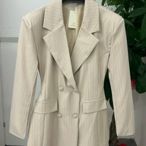 Abito blazer a righe con cinta regolabile sul retro