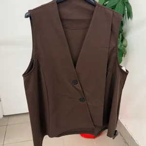 Gilet tinta unita con taglio obliquo