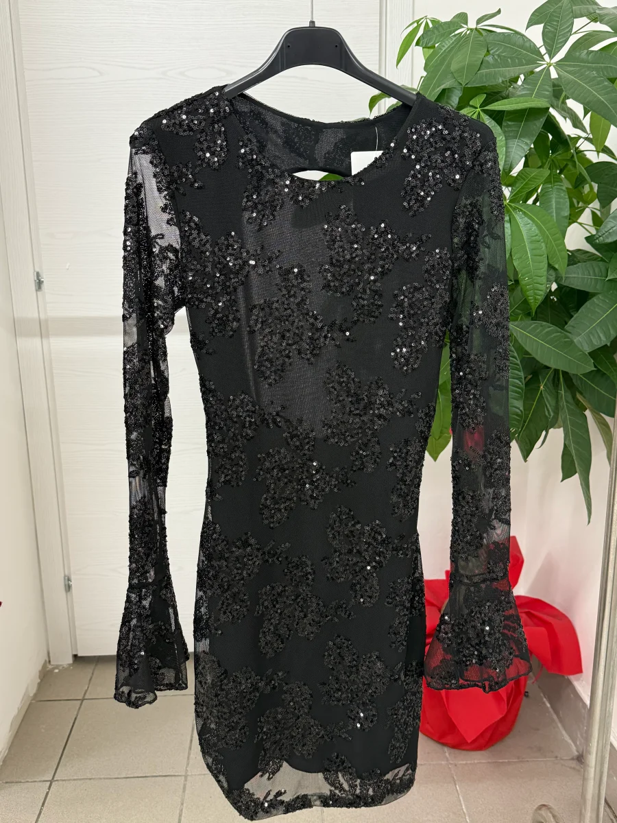 Abito corto a maniche lunghe semitrasparenti con paillettes e spacco sul retro