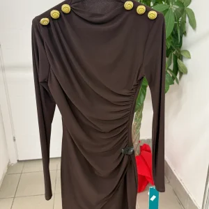 Abito corto a maniche lunghe con arricciatura con bottoni gioiello