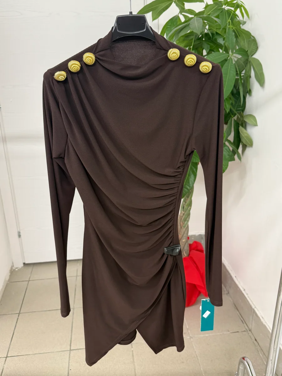 Abito corto a maniche lunghe con arricciatura con bottoni gioiello