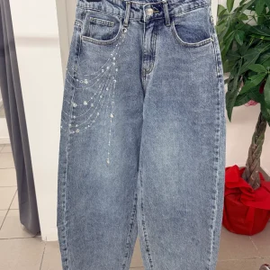 Jeans mom fit con brillantini laterali