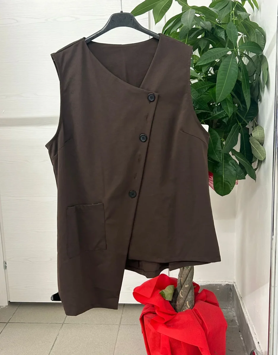 Gilet tinta unita con chiusura a bottoni obliqua - immagine 4