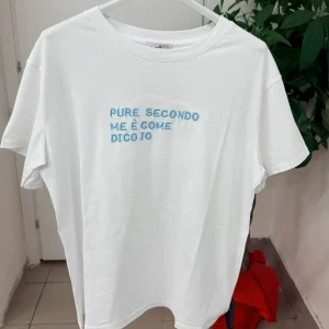 T-shirt con scritta “Pure secondo me è come dico io”
