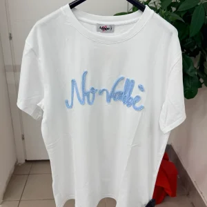T-shirt con scritta “No vabbè”