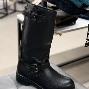 Stivali in ecopelle con cinte