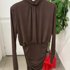 Abito corto a maniche lunghe arricciato con spalline imbottite