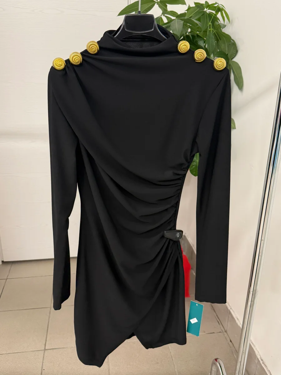 Abito corto a maniche lunghe con arricciatura con bottoni gioiello - immagine 4