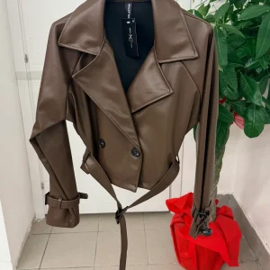 Giacca in ecopelle crop fit con cinta