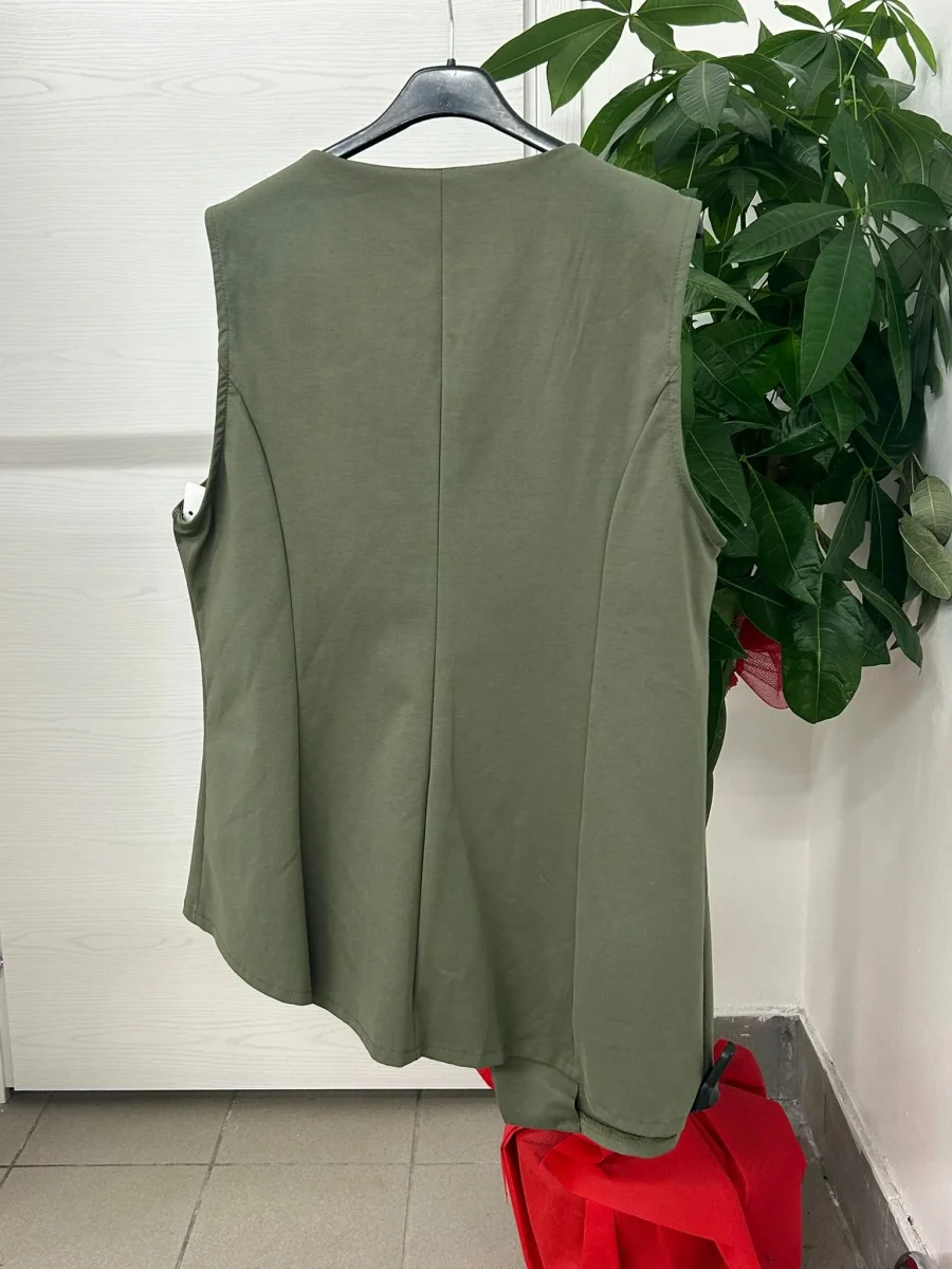 Gilet tinta unita con chiusura a bottoni obliqua - immagine 6