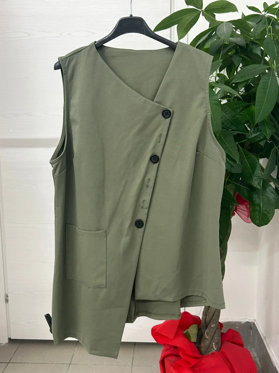 Gilet tinta unita con chiusura a bottoni obliqua - immagine 3