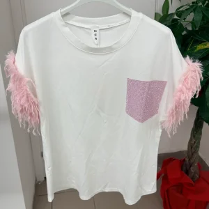 T-shirt con taschino brillantinato e piume sulle maniche