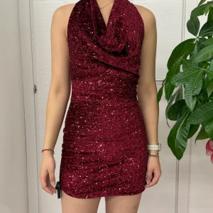 Abito corto con paillettes con scollo a cappuccio