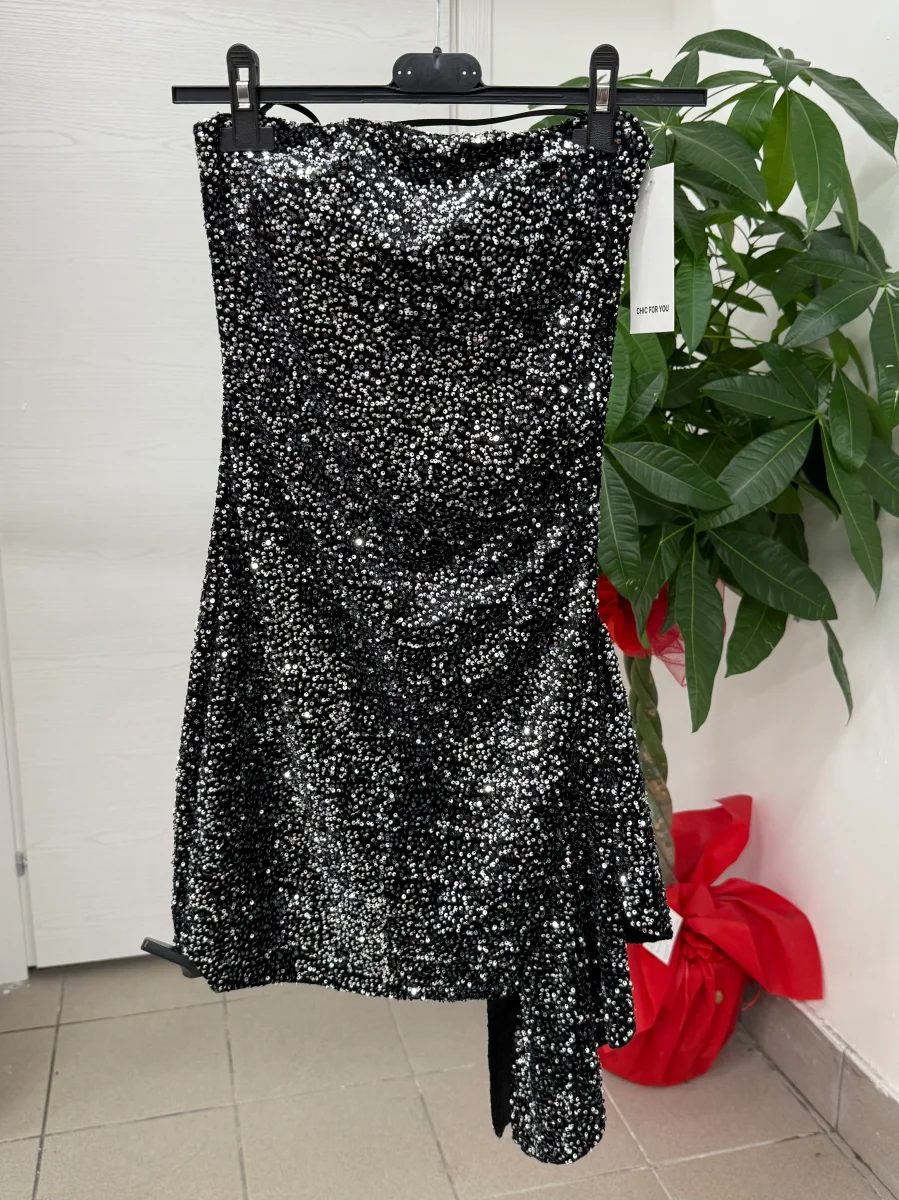 Abito corto a fascia con paillettes e rouche laterale - immagine 4