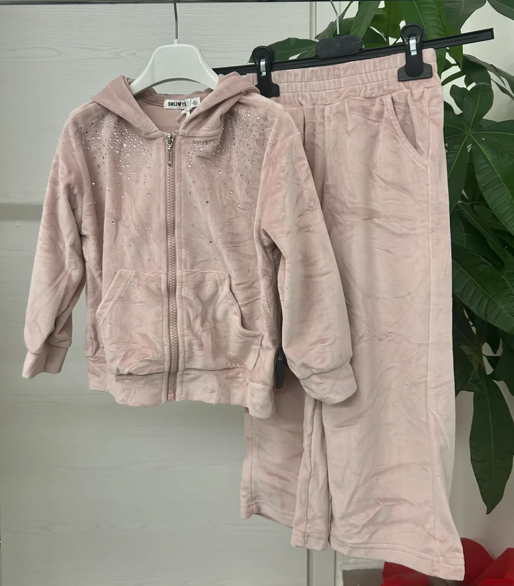 Set coordinato in ciniglia felpa con zip e pantaloni brillantinati - immagine 3