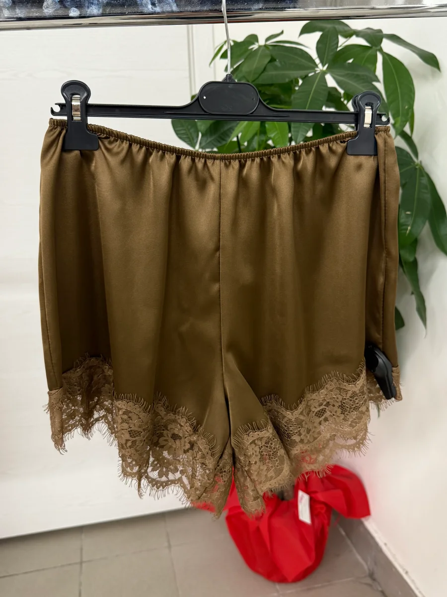 Pantaloncini in raso con bordo in pizzo - immagine 3