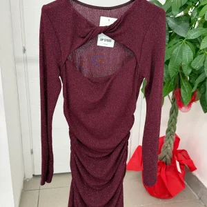 Abito corto a maniche lunghe brillantinato con intreccio sullo scollo