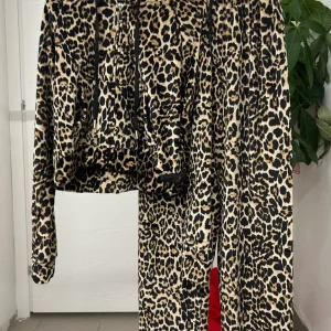 Set coordinato in ciniglia leopardato