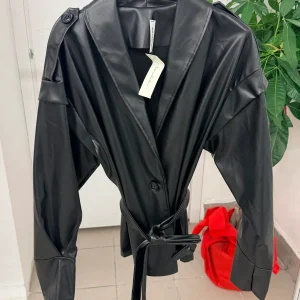 Giacca in ecopelle con cinta