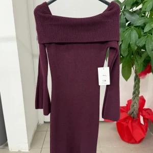 Abito corto a maniche lunghe con scollo a barca