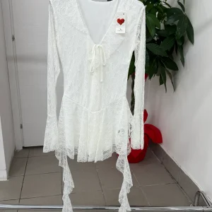 Abito body corto a maniche lunghe in pizzo con rouches