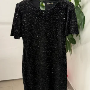 Abito corto a maniche corte con paillettes