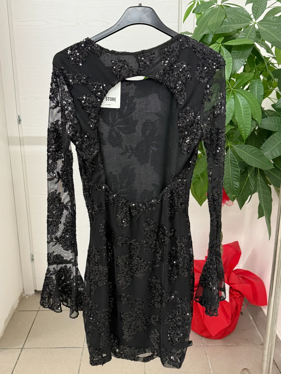 Abito corto a maniche lunghe semitrasparenti con paillettes e spacco sul retro - immagine 5