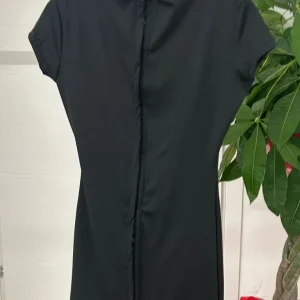 Abito corto in lycra con chiusura a ganci