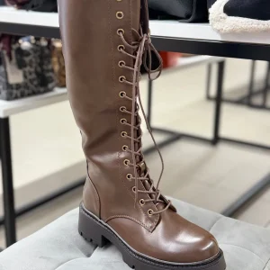 Stivali in ecopelle con lacci