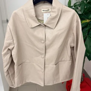 Giacca in ecopelle con chiusura a bottoni e tasche