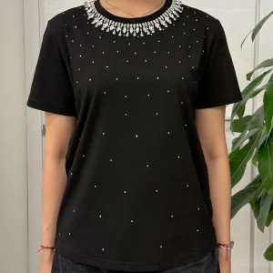 T-shirt brillantinato con colletto con pietre