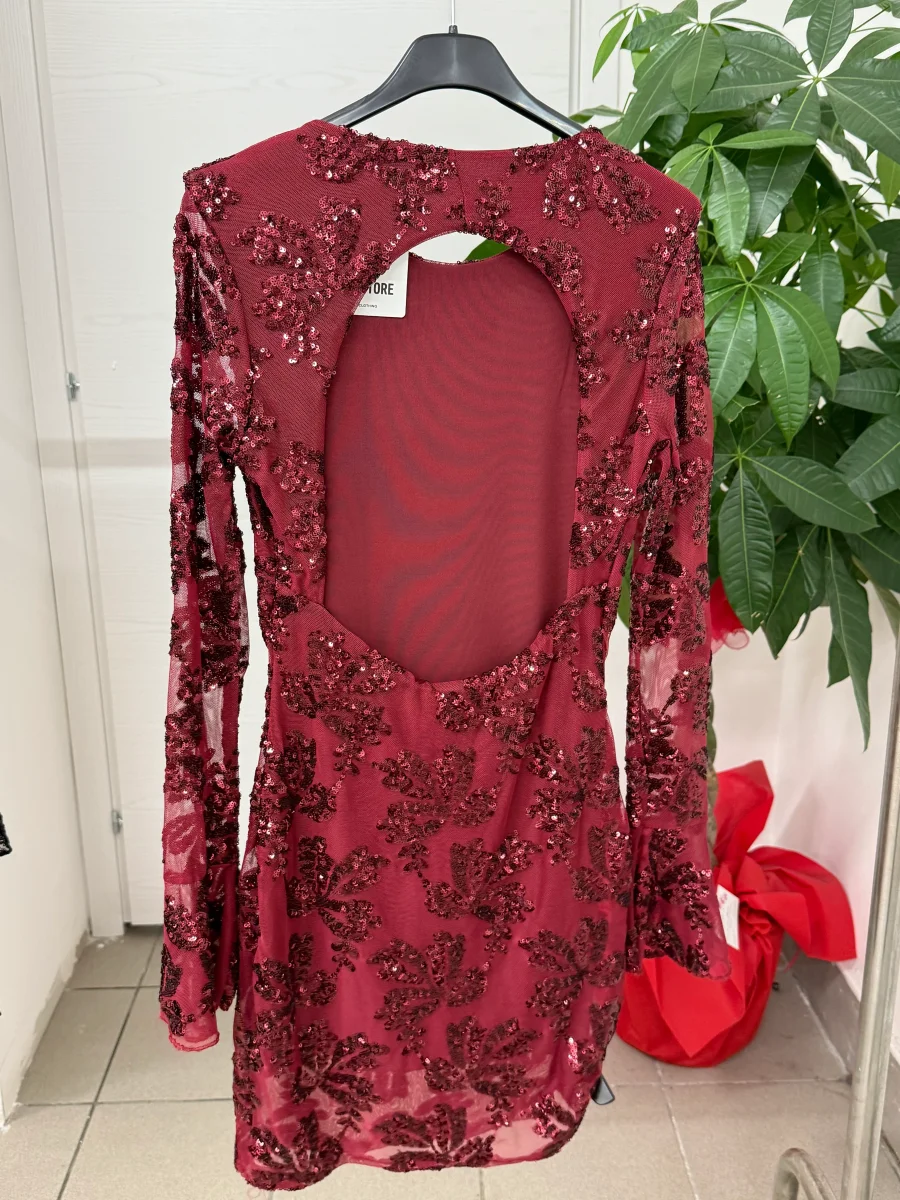 Abito corto a maniche lunghe semitrasparenti con paillettes e spacco sul retro - immagine 4