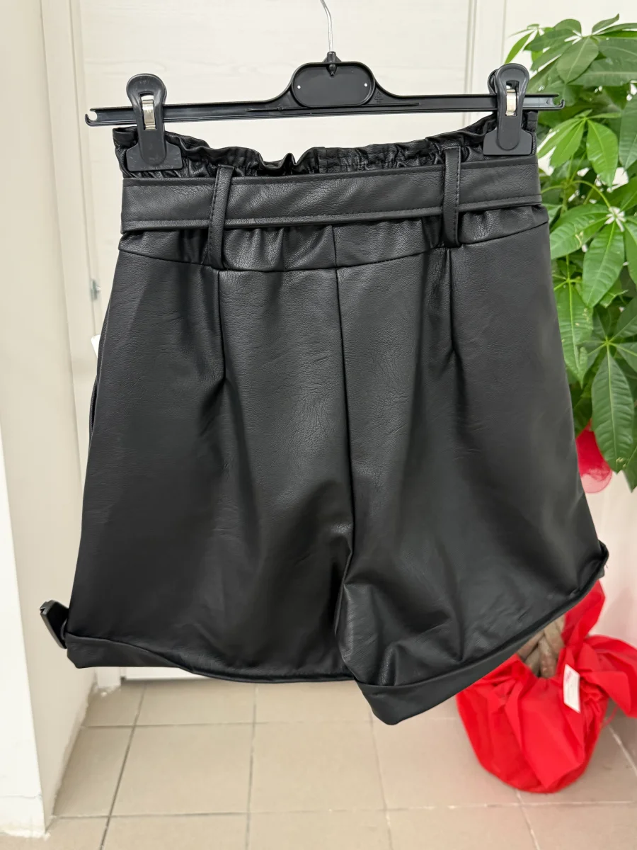 Pantaloncini in ecopelle con cinta - immagine 3